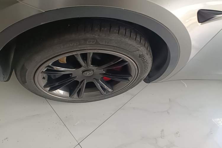 Used Tesla Model Y 2024 Long-Range All-Wheel-Drive Version Left Front Wheel Hub