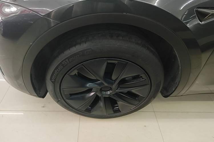 Used Tesla Model Y 2024 Long-Range All-Wheel-Drive Version Left Front Wheel Hub