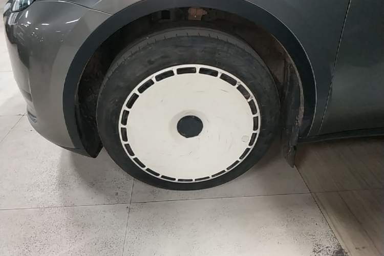 Used Tesla Model Y 2024 Rear-Wheel-Drive Version Left Front Wheel Hub