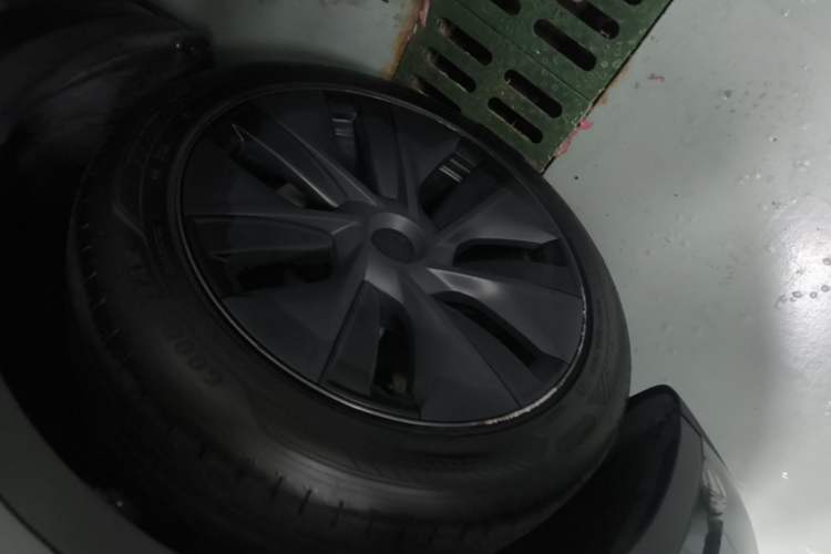 Used Tesla Model Y 2024 Rear-Wheel-Drive Version Left Front Wheel Hub