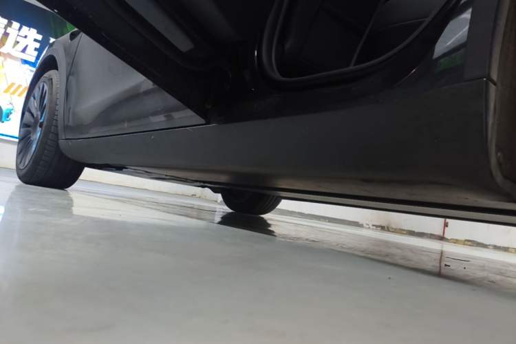 Used Tesla Model Y 2024 Long-Range All-Wheel-Drive Version Left Side Sill