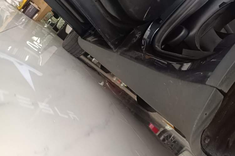 Used Tesla Model Y 2024 Long-Range All-Wheel-Drive Version Left Side Sill
