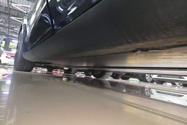 Used Tesla Model Y 2024 Long-Range All-Wheel-Drive Version Left Side Sill