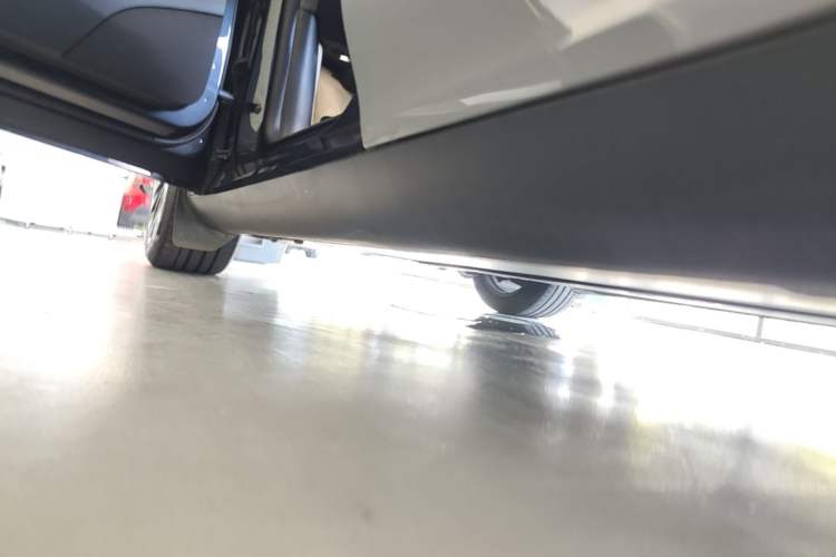 Used Tesla Model Y 2024 Long-Range All-Wheel-Drive Version Left Side Sill