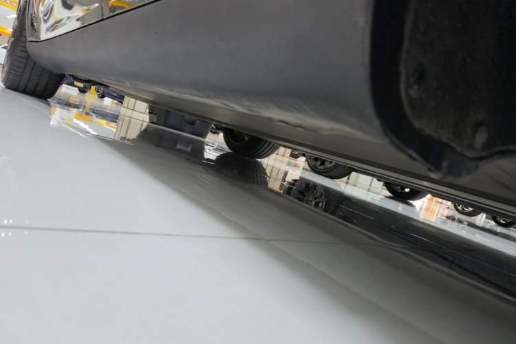 Used Tesla Model Y 2024 Long-Range All-Wheel-Drive Version Left Side Sill