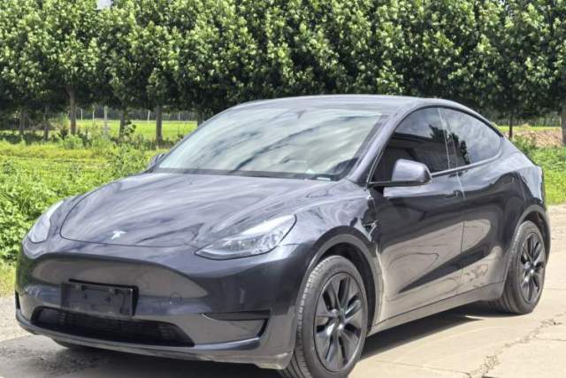 Ojetý Tesla Model Y 2024 Rear-Wheel-Drive Version
