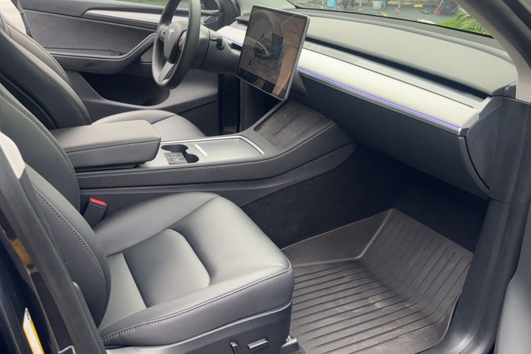 Used Tesla Model Y 2024 Long-Range All-Wheel-Drive Version Right Front Seat
