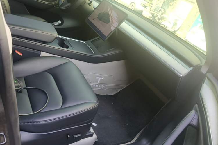 Used Tesla Model Y 2024 Long-Range All-Wheel-Drive Version Right Front Seat