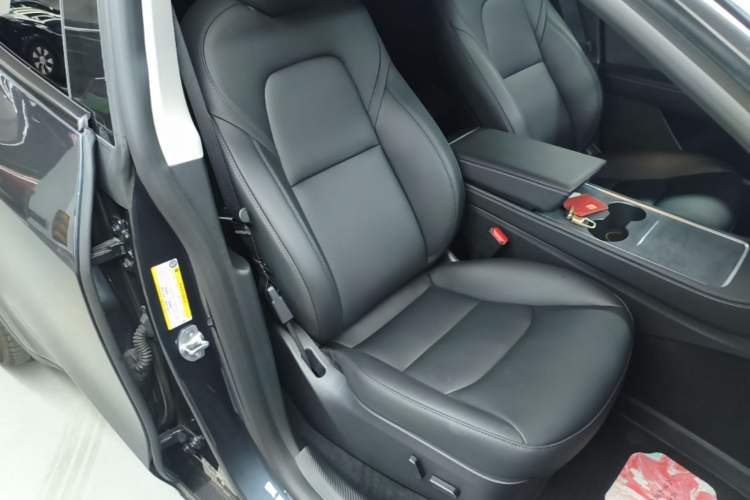 Used Tesla Model Y 2024 Long-Range All-Wheel-Drive Version Right Front Seat