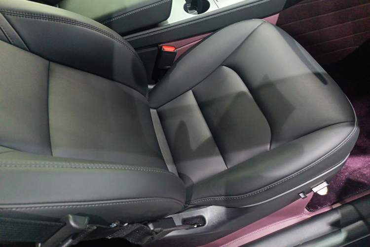 Used Tesla Model Y 2024 Rear-Wheel-Drive Version Right Front Seat