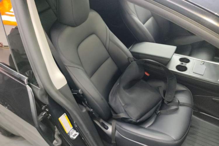Used Tesla Model Y 2024 Long-Range All-Wheel-Drive Version Right Front Seat