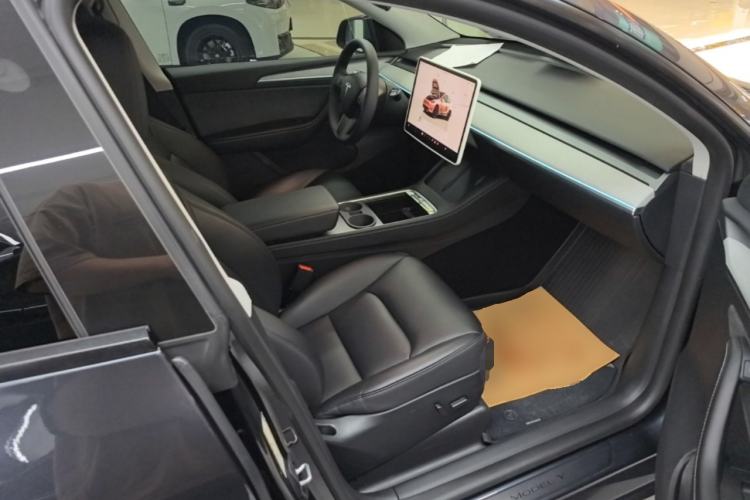 Used Tesla Model Y 2024 Long-Range All-Wheel-Drive Version Right Front Seat