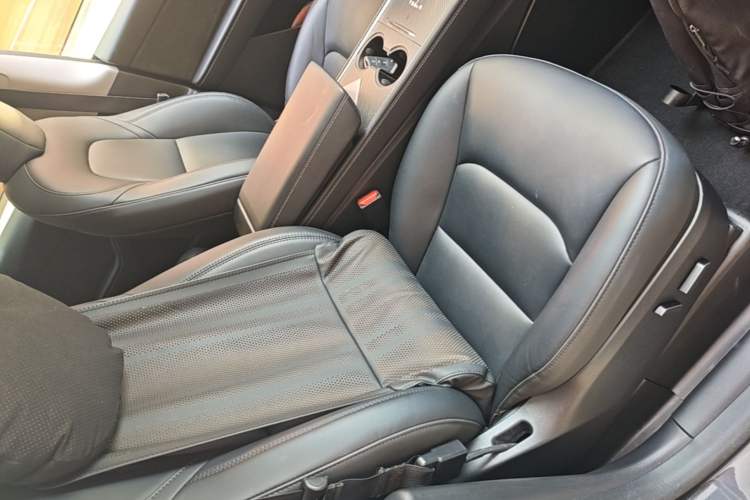 Used Tesla Model Y 2024 Rear-Wheel-Drive Version Right Front Seat