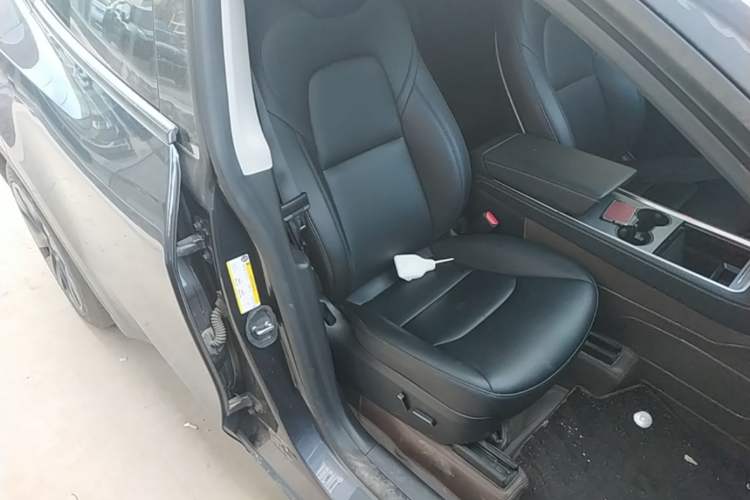 Used Tesla Model Y 2024 Rear-Wheel-Drive Version Right Front Seat