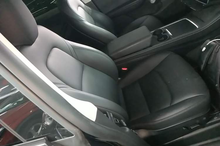 Used Tesla Model Y 2024 Long-Range All-Wheel-Drive Version Right Front Seat