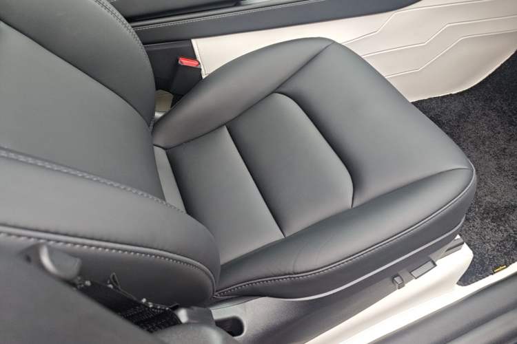 Used Tesla Model Y 2024 Rear-Wheel-Drive Version Right Front Seat