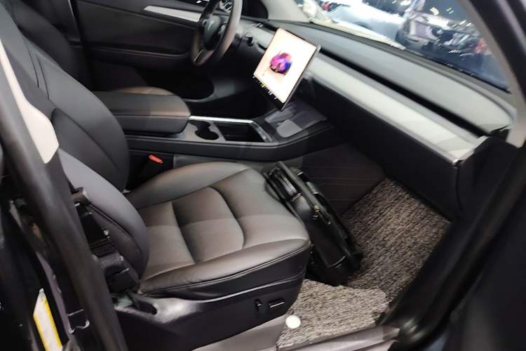 Used Tesla Model Y 2024 Rear-Wheel-Drive Version Right Front Seat
