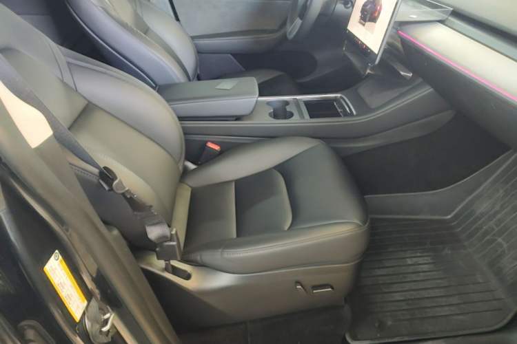 Used Tesla Model Y 2024 Rear-Wheel-Drive Version Right Front Seat