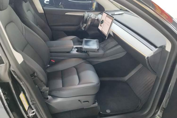 Used Tesla Model Y 2024 Long-Range All-Wheel-Drive Version Right Front Seat