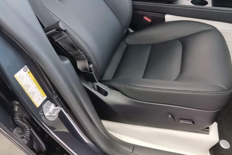 Used Tesla Model Y 2024 Rear-Wheel-Drive Version Right Front Seat