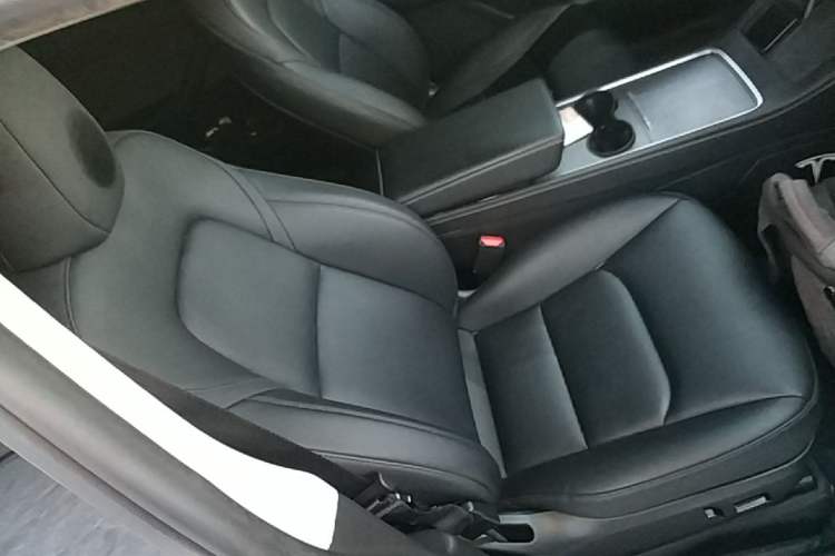 Used Tesla Model Y 2024 Long-Range All-Wheel-Drive Version Right Front Seat