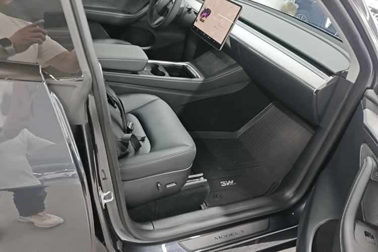 Used Tesla Model Y 2024 Rear-Wheel-Drive Version Right Front Seat