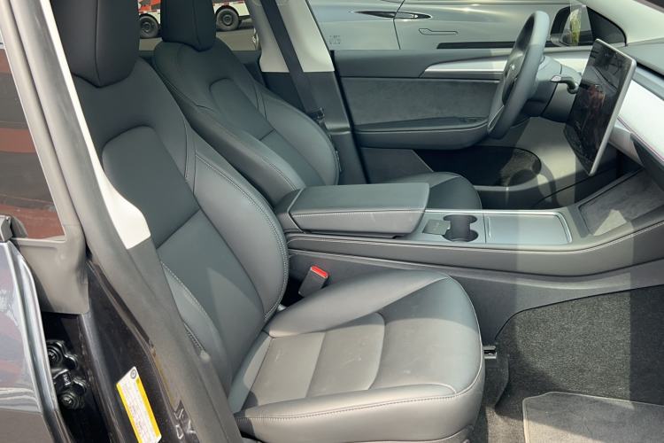 Used Tesla Model Y 2024 Long-Range All-Wheel-Drive Version Right Front Seat