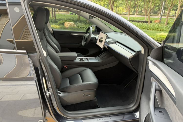 Used Tesla Model Y 2024 Rear-Wheel-Drive Version Right Front Seat