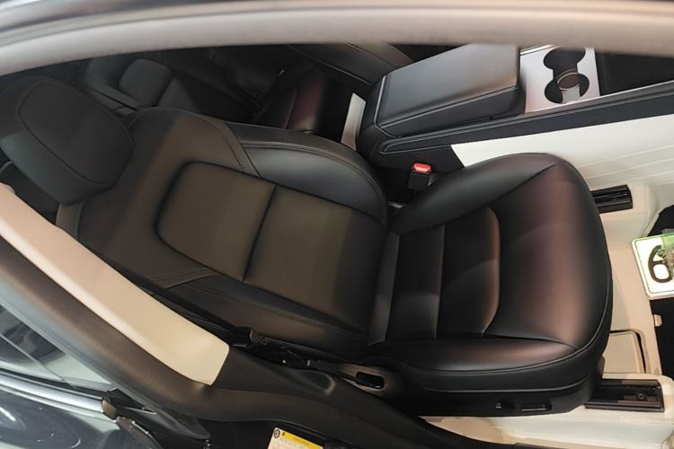 Used Tesla Model Y 2024 Rear-Wheel-Drive Version Right Front Seat