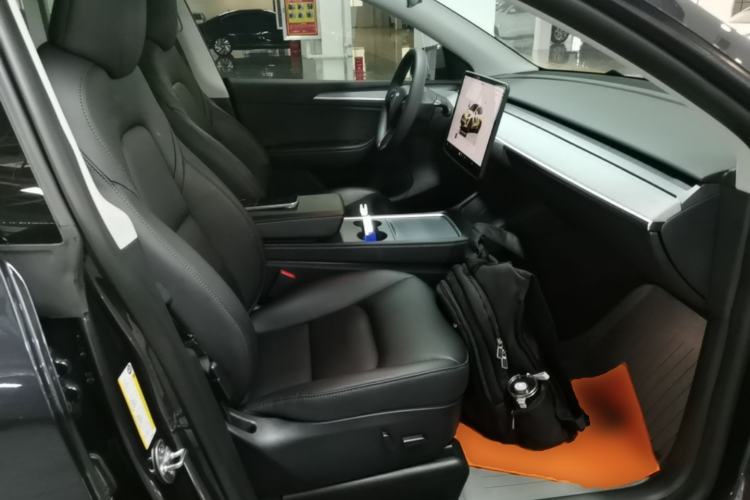 Used Tesla Model Y 2024 Long-Range All-Wheel-Drive Version Right Front Seat