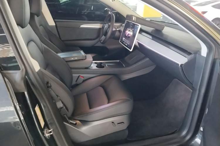 Used Tesla Model Y 2024 Long-Range All-Wheel-Drive Version Right Front Seat