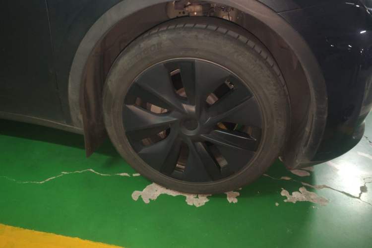 Used Tesla Model Y 2024 Long-Range All-Wheel-Drive Version Right Front Wheel Hub