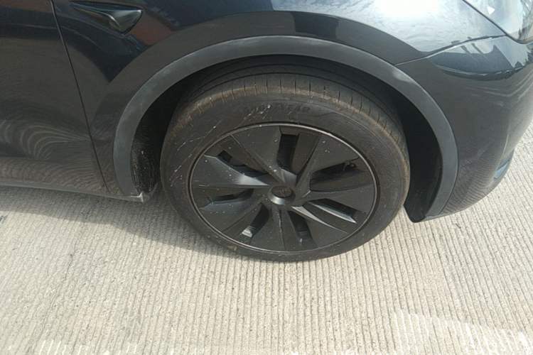 Used Tesla Model Y 2024 Rear-Wheel-Drive Version Right Front Wheel Hub