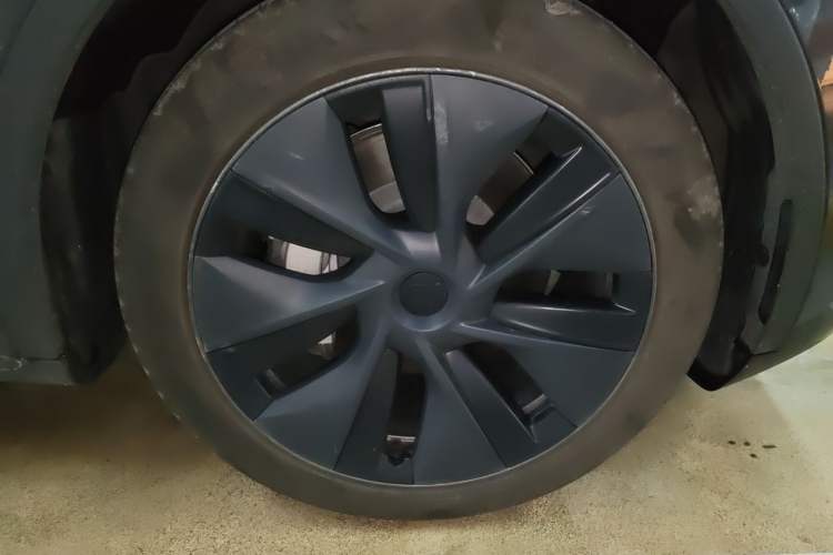Used Tesla Model Y 2024 Rear-Wheel-Drive Version Right Front Wheel Hub