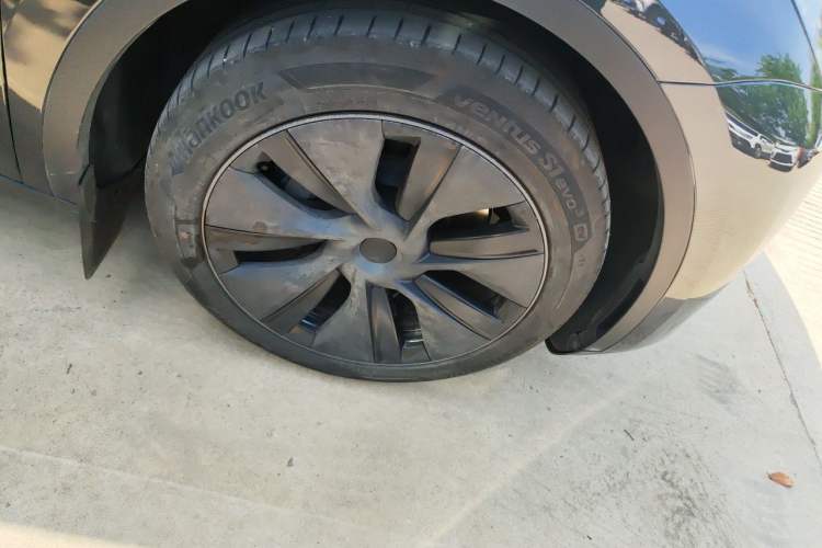Used Tesla Model Y 2024 Long-Range All-Wheel-Drive Version Right Front Wheel Hub