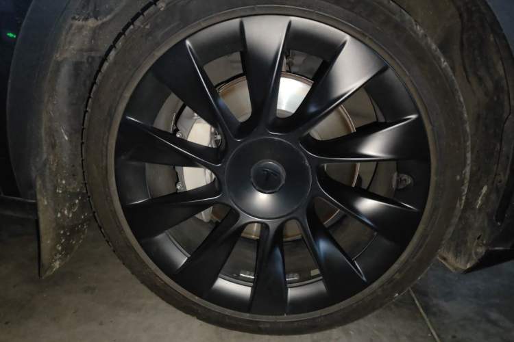 Used Tesla Model Y 2024 Long-Range All-Wheel-Drive Version Right Front Wheel Hub