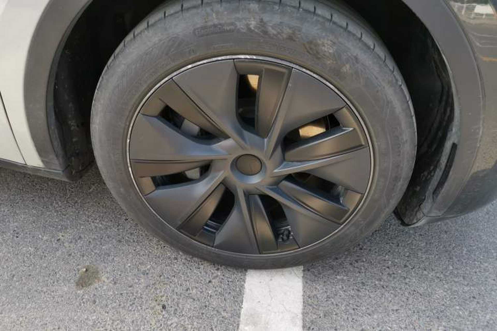Used Tesla Model Y 2024 Rear-Wheel-Drive Version Right Front Wheel Hub