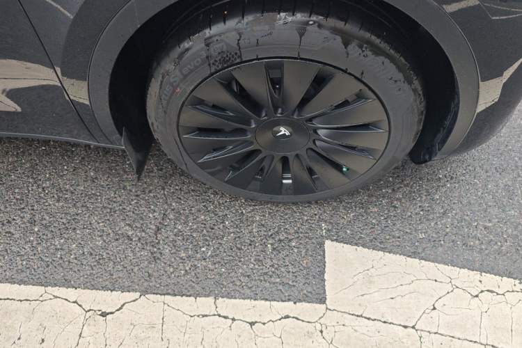 Used Tesla Model Y 2024 Long-Range All-Wheel-Drive Version Right Front Wheel Hub