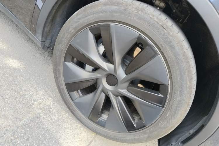 Used Tesla Model Y 2024 Rear-Wheel-Drive Version Right Front Wheel Hub