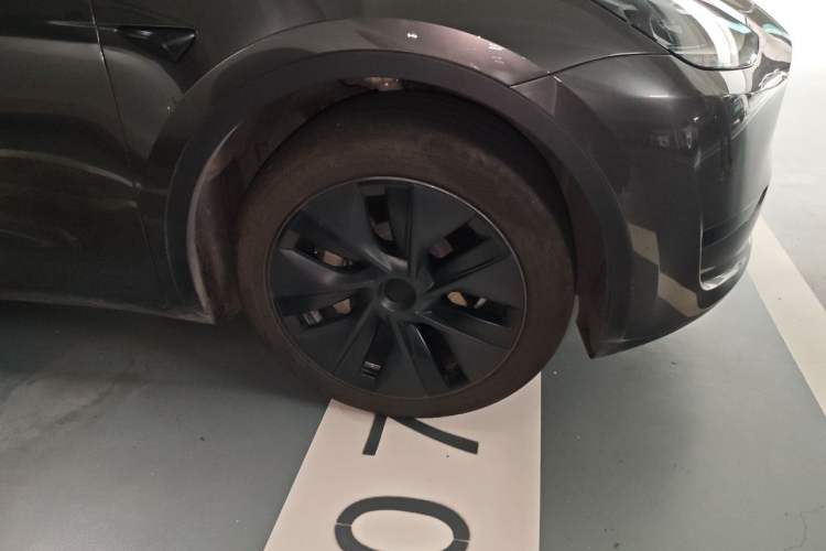 Used Tesla Model Y 2024 Rear-Wheel-Drive Version Right Front Wheel Hub