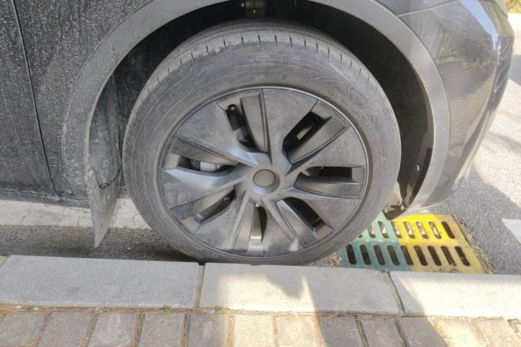 Used Tesla Model Y 2024 Rear-Wheel-Drive Version Right Front Wheel Hub