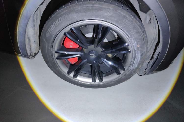 Used Tesla Model Y 2024 Long-Range All-Wheel-Drive Version Right Front Wheel Hub
