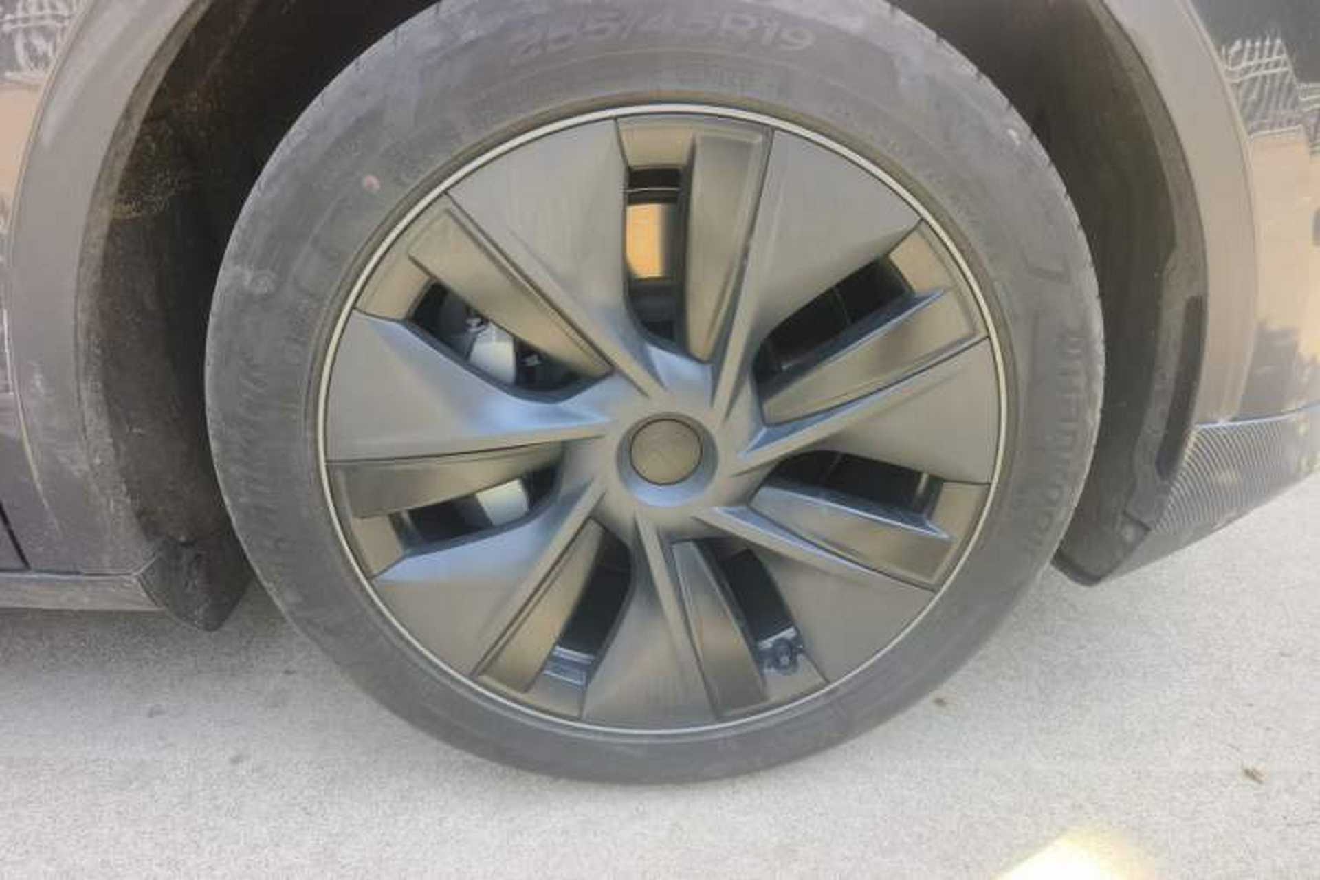 Used Tesla Model Y 2024 Long-Range All-Wheel-Drive Version Right Front Wheel Hub