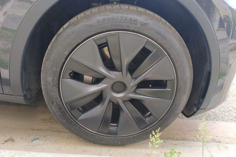 Used Tesla Model Y 2024 Rear-Wheel-Drive Version Right Front Wheel Hub