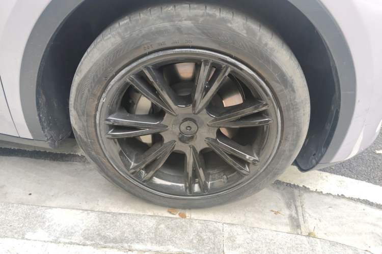 Used Tesla Model Y 2024 Rear-Wheel-Drive Version Right Front Wheel Hub