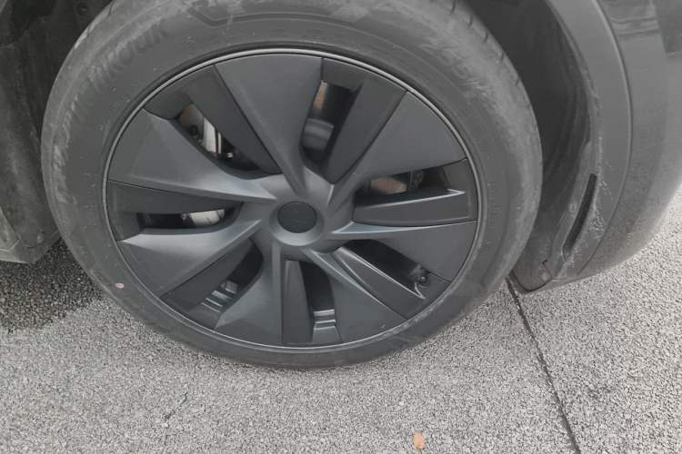 Used Tesla Model Y 2024 Long-Range All-Wheel-Drive Version Right Front Wheel Hub