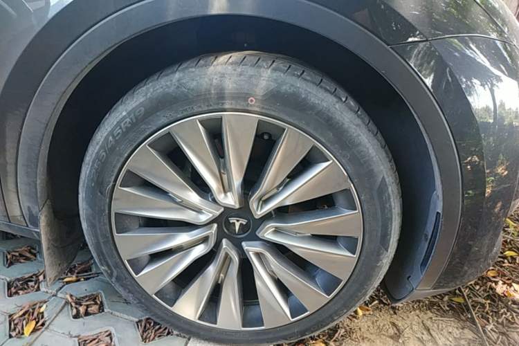 Used Tesla Model Y 2024 Long-Range All-Wheel-Drive Version Right Front Wheel Hub