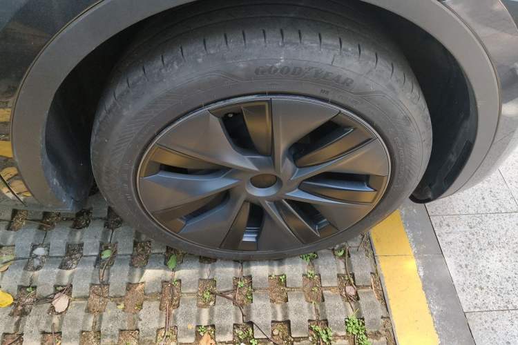 Used Tesla Model Y 2024 Rear-Wheel-Drive Version Right Front Wheel Hub