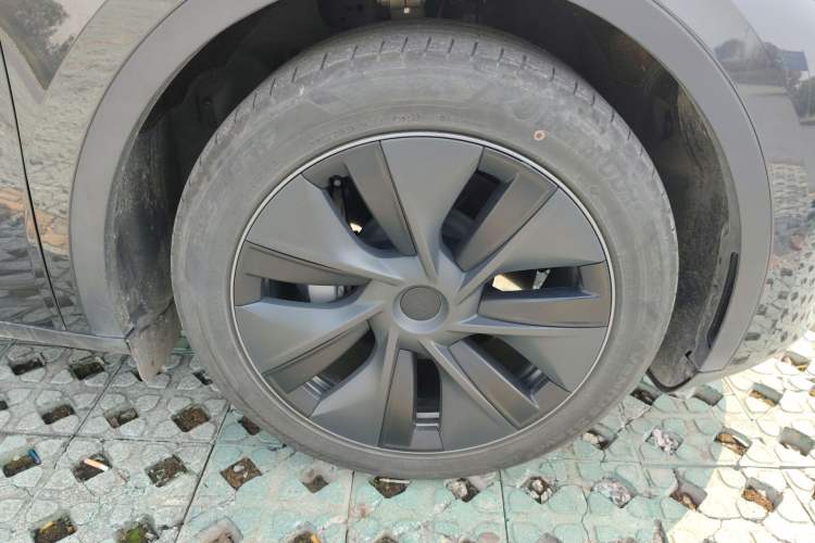 Used Tesla Model Y 2024 Long-Range All-Wheel-Drive Version Right Front Wheel Hub