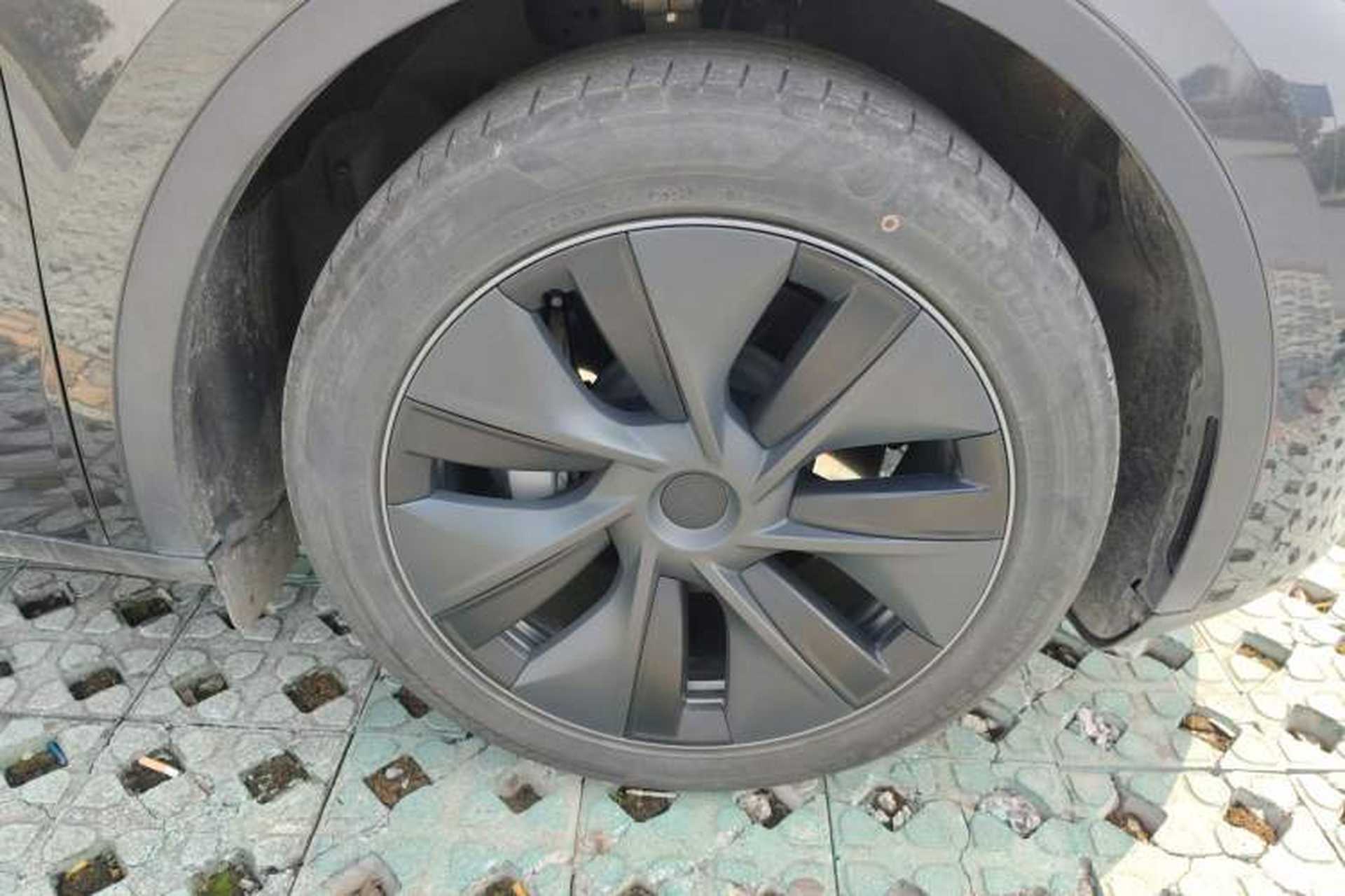 Used Tesla Model Y 2024 Long-Range All-Wheel-Drive Version Right Front Wheel Hub